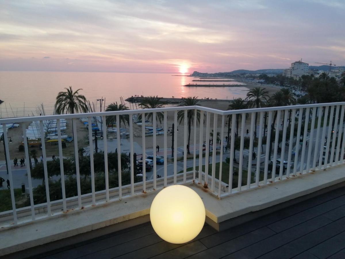 Ferienwohnung Atico Con Fantasticas Vistas Al Mar Y La Iglesia Sitges Exterior foto